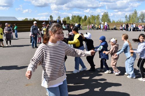 В День республики для алексеевской детворы устроили праздник и бесплатно угостили хот-догами