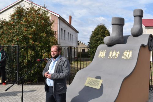 В Алексеевском появился памятник валенкам