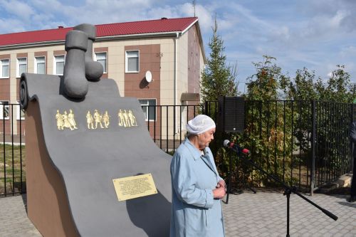 В Алексеевском появился памятник валенкам