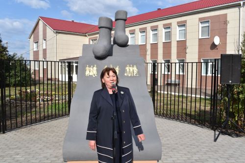 В Алексеевском появился памятник валенкам