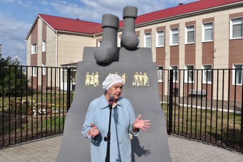 В Алексеевском появился памятник валенкам