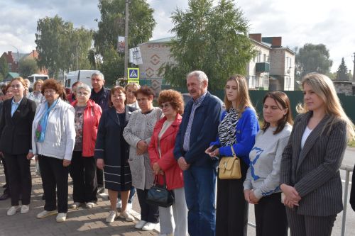 В Алексеевском появился памятник валенкам