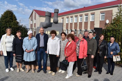 В Алексеевском появился памятник валенкам