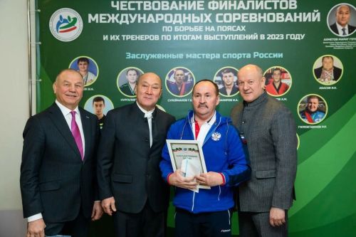 Алексеевских спортсменов наградил президент Федерации спортивной борьбы на поясах РТ Марат Ахметов