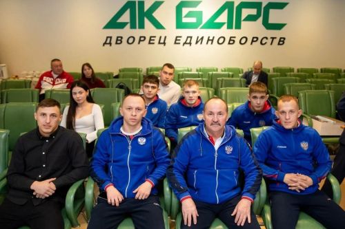 Алексеевских спортсменов наградил президент Федерации спортивной борьбы на поясах РТ Марат Ахметов