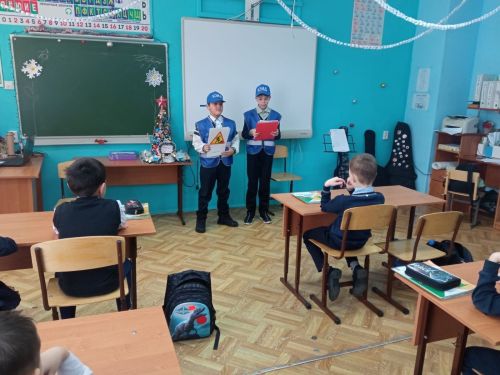 Первоклассникам Мокрокурналинской школы напомнили правила дорожного движения