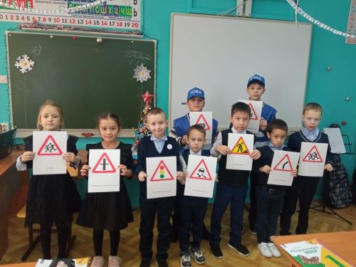 Первоклассникам Мокрокурналинской школы напомнили правила дорожного движения
