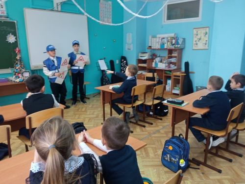 Первоклассникам Мокрокурналинской школы напомнили правила дорожного движения
