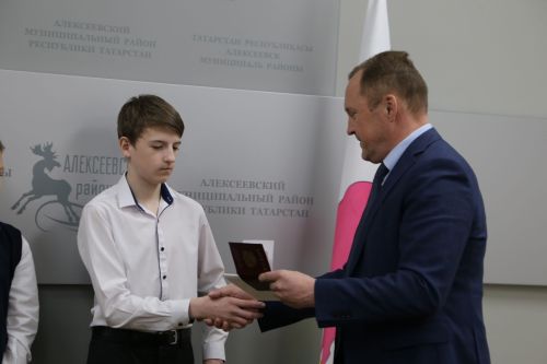 Школьники Алексеевского района получили свой самый важный документ