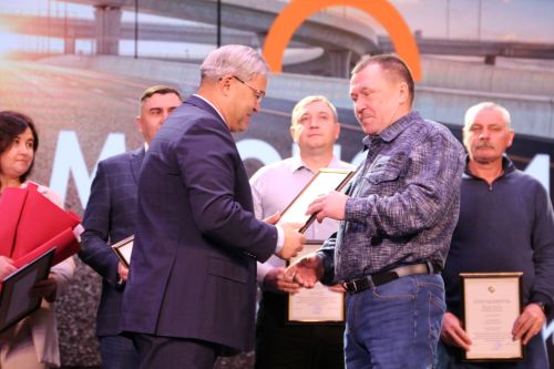 Лучших работников дорожного хозяйства отметили наградами