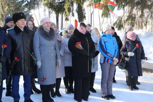 В парке Победы прошел памятный митинг, посвященный Дню памяти воинов, исполнявших служебный долг за пределами Отечества