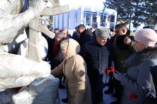 В парке Победы прошел памятный митинг, посвященный Дню памяти воинов, исполнявших служебный долг за пределами Отечества