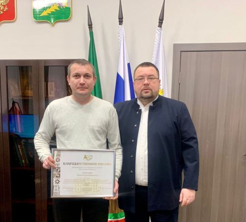 Глава Алексеевского района наградил водителя, сопровождавшего гуманитарный конвой