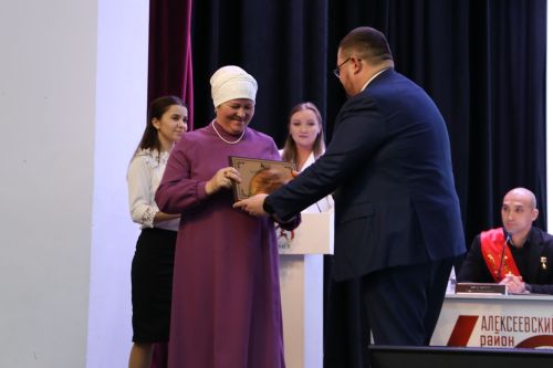 Алексеевцы удостоились почетных званий и наград