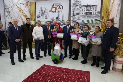 Алексей Песошин ознакомился с выставкой продукции производителей Алексеевского района