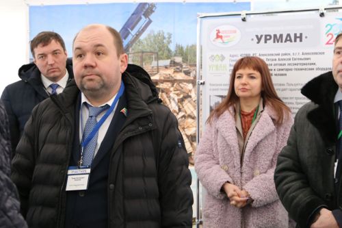 Алексей Песошин ознакомился с выставкой продукции производителей Алексеевского района