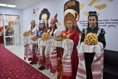 Алексей Песошин ознакомился с выставкой продукции производителей Алексеевского района