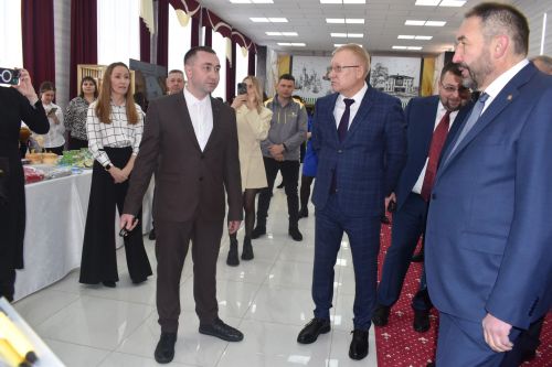 Алексей Песошин ознакомился с выставкой продукции производителей Алексеевского района