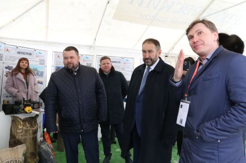 Алексей Песошин ознакомился с выставкой продукции производителей Алексеевского района