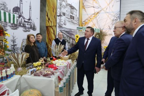 Алексей Песошин ознакомился с выставкой продукции производителей Алексеевского района