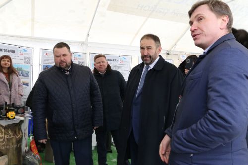 Алексей Песошин ознакомился с выставкой продукции производителей Алексеевского района