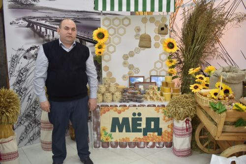 Алексей Песошин ознакомился с выставкой продукции производителей Алексеевского района