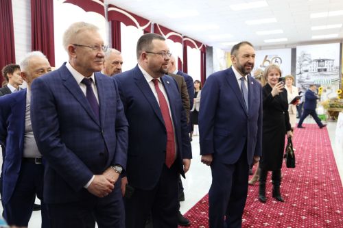 Алексей Песошин ознакомился с выставкой продукции производителей Алексеевского района