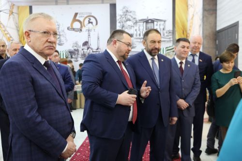 Алексей Песошин ознакомился с выставкой продукции производителей Алексеевского района