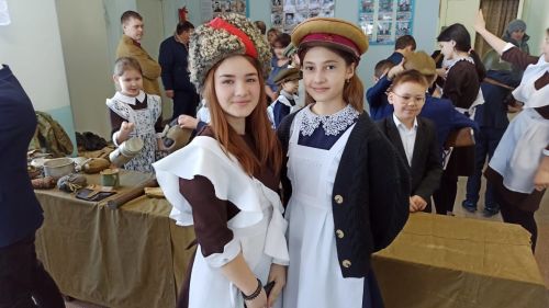 Алексеевские поисковики и реконструкторы рассказали ученикам из Чувашской Майны про оружие Победы