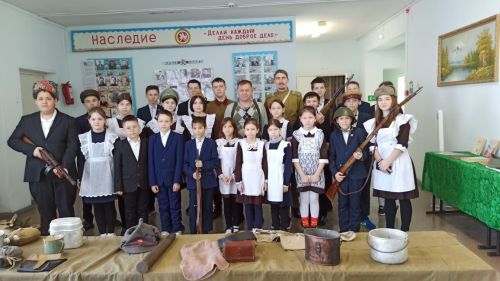 Алексеевские поисковики и реконструкторы рассказали ученикам из Чувашской Майны про оружие Победы