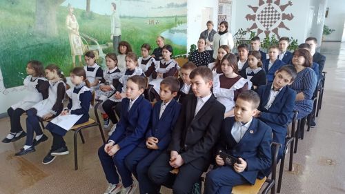 Алексеевские поисковики и реконструкторы рассказали ученикам из Чувашской Майны про оружие Победы