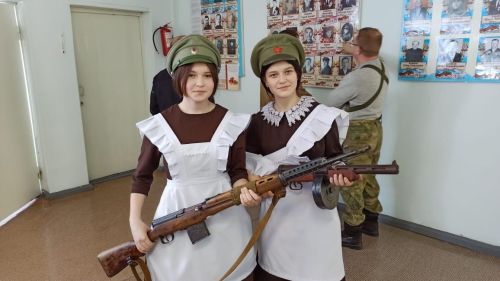 Алексеевские поисковики и реконструкторы рассказали ученикам из Чувашской Майны про оружие Победы