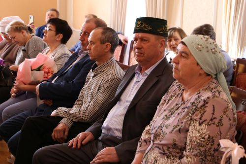В Алексеевском ЗАГСе прошло чествование семейных пар, которые прожили вместе несколько десятков лет