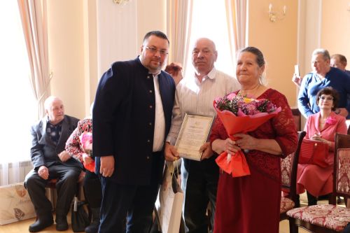 В Алексеевском ЗАГСе прошло чествование семейных пар, которые прожили вместе несколько десятков лет
