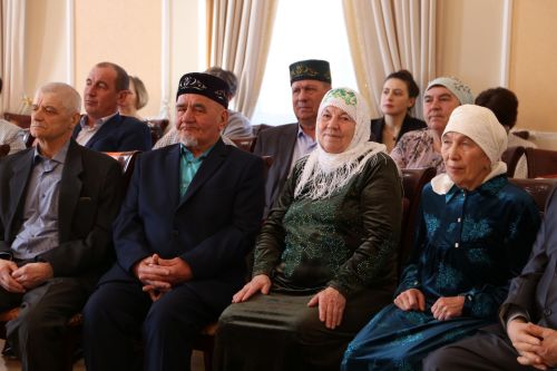 В Алексеевском ЗАГСе прошло чествование семейных пар, которые прожили вместе несколько десятков лет