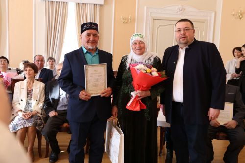 В Алексеевском ЗАГСе прошло чествование семейных пар, которые прожили вместе несколько десятков лет