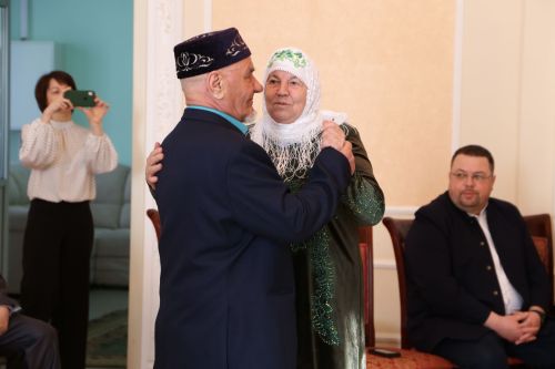 В Алексеевском ЗАГСе прошло чествование семейных пар, которые прожили вместе несколько десятков лет