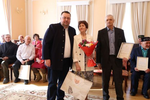 В Алексеевском ЗАГСе прошло чествование семейных пар, которые прожили вместе несколько десятков лет