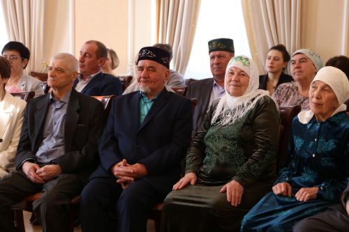 В Алексеевском ЗАГСе прошло чествование семейных пар, которые прожили вместе несколько десятков лет
