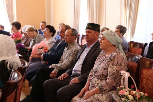 В Алексеевском ЗАГСе прошло чествование семейных пар, которые прожили вместе несколько десятков лет