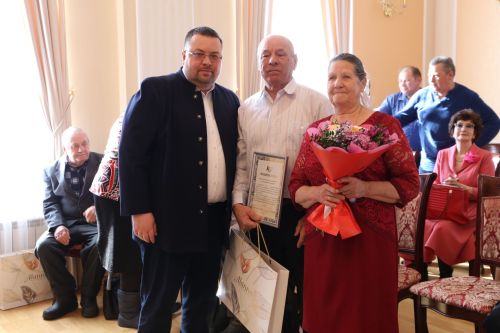 В Алексеевском ЗАГСе прошло чествование семейных пар, которые прожили вместе несколько десятков лет