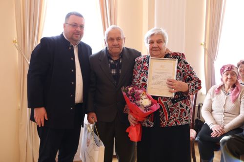 В Алексеевском ЗАГСе прошло чествование семейных пар, которые прожили вместе несколько десятков лет