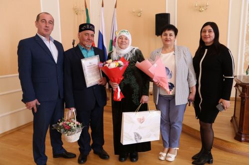 В Алексеевском ЗАГСе прошло чествование семейных пар, которые прожили вместе несколько десятков лет