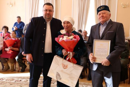 В Алексеевском ЗАГСе прошло чествование семейных пар, которые прожили вместе несколько десятков лет