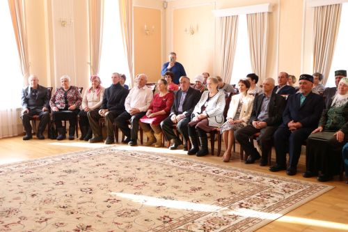 В Алексеевском ЗАГСе прошло чествование семейных пар, которые прожили вместе несколько десятков лет