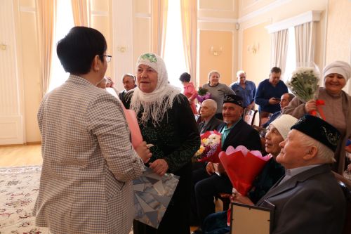 В Алексеевском ЗАГСе прошло чествование семейных пар, которые прожили вместе несколько десятков лет