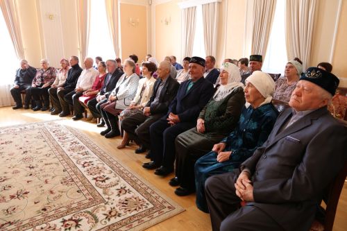 В Алексеевском ЗАГСе прошло чествование семейных пар, которые прожили вместе несколько десятков лет