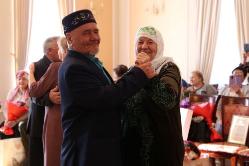 В Алексеевском ЗАГСе прошло чествование семейных пар, которые прожили вместе несколько десятков лет