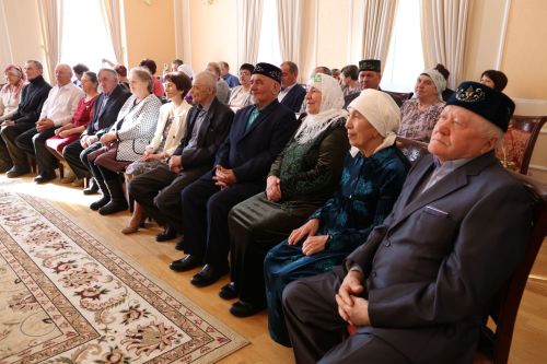 В Алексеевском ЗАГСе прошло чествование семейных пар, которые прожили вместе несколько десятков лет