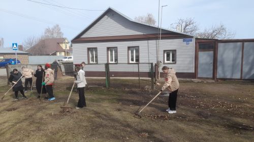 Школьники помогли убрать двор пожилой семье